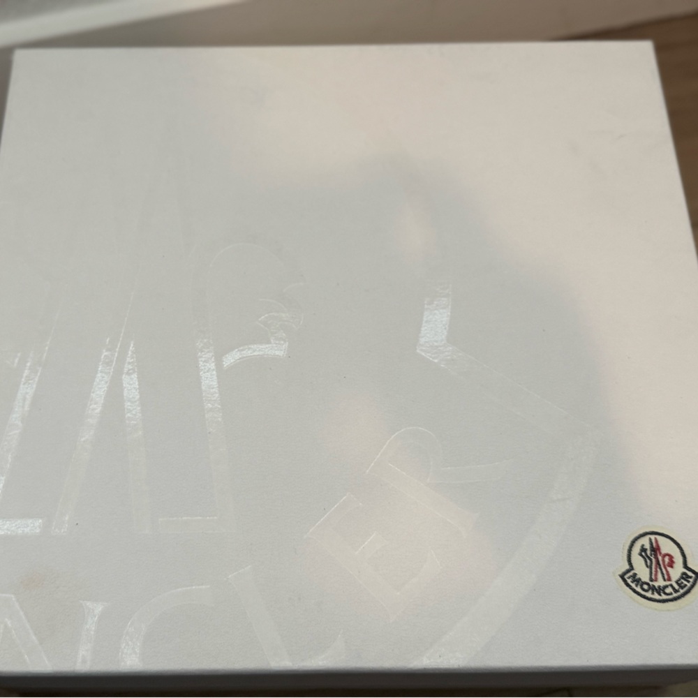Moncler White Logo Box with Embossed Crest

2 dust bags
authenticity card